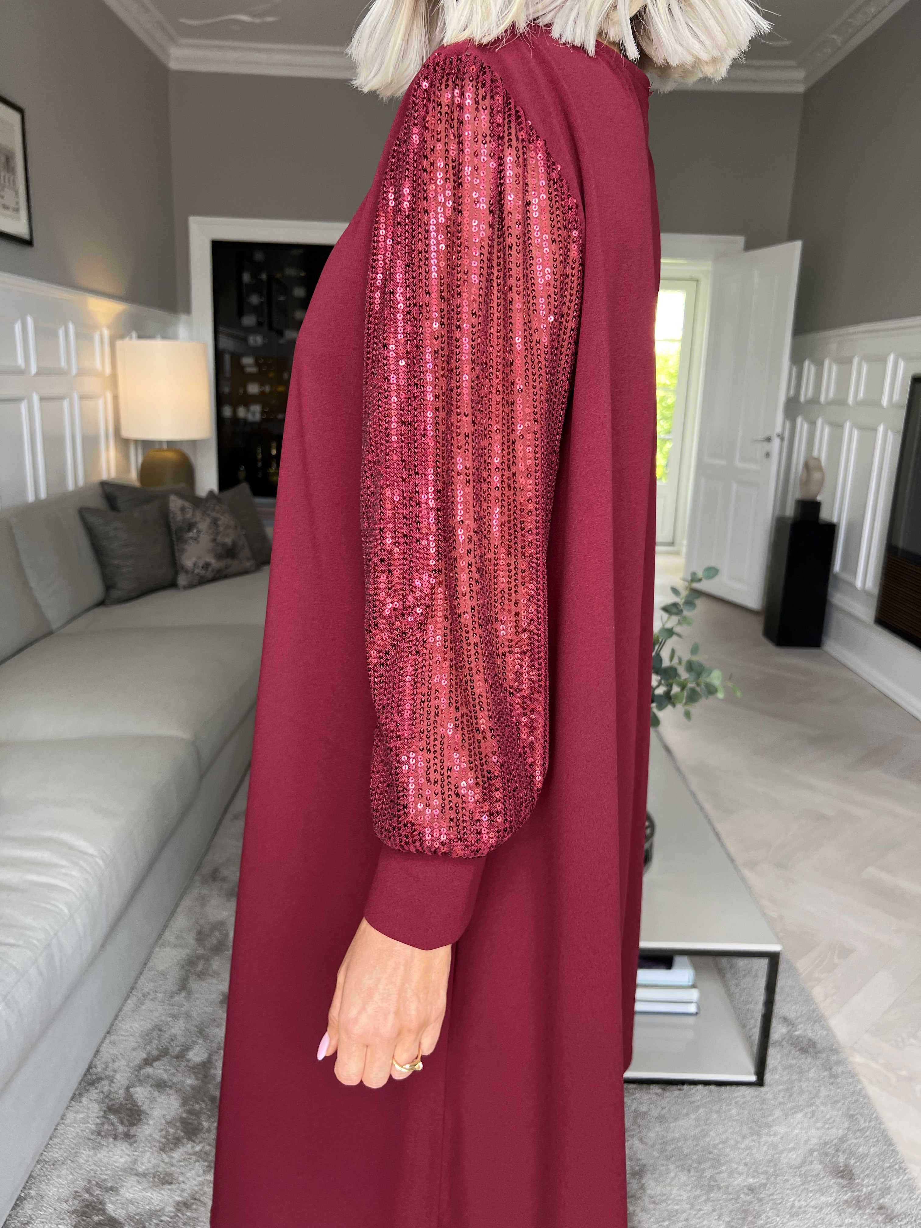 Djamila - Smuk kjole med paillet ærmer